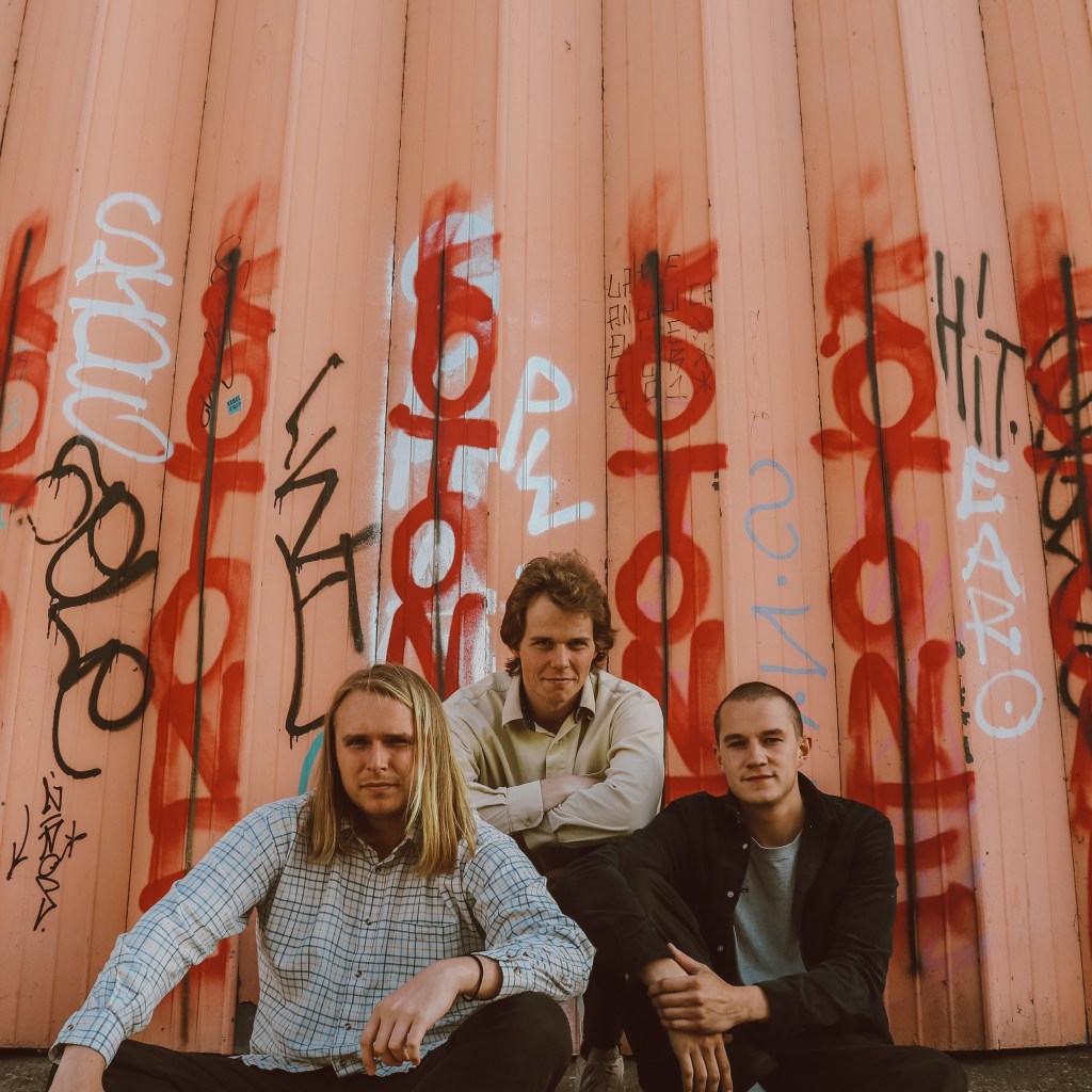 World News unveil a knotted and guitar-driven new&nbsp;single.
