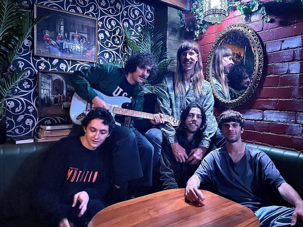 Melbourne surf rock sextet Majak Door share ‘Smoke In The Air’ ahead of their debut&nbsp;album.