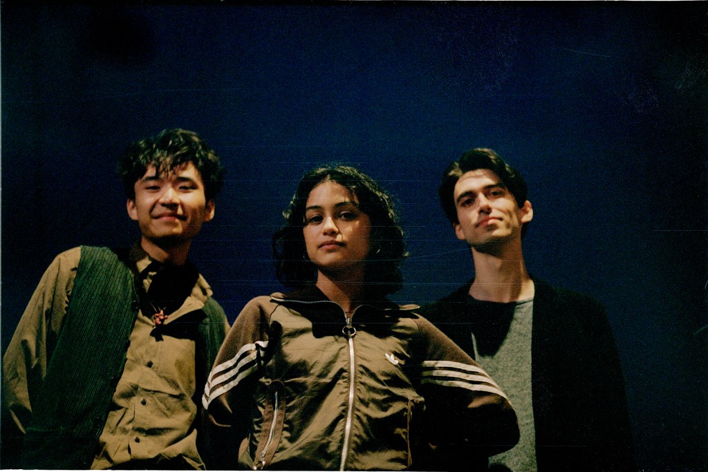 London trio Honeyglaze release ‘Burglar’, a dreamlike and jazz-flecked debut via Speedy&nbsp;Wunderground.