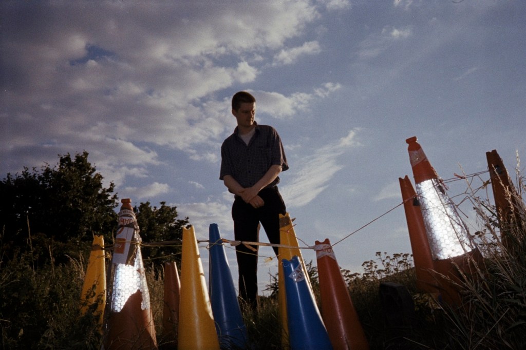 London artist Mauv explores sound and atmosphere on the psychedelic new video for ‘Manual’.