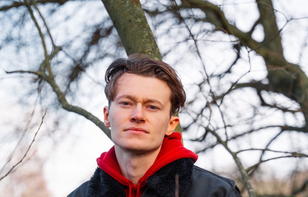 Oscar Browne echoes solitude and resolution on debut ‘Never Quite&nbsp;Right’.