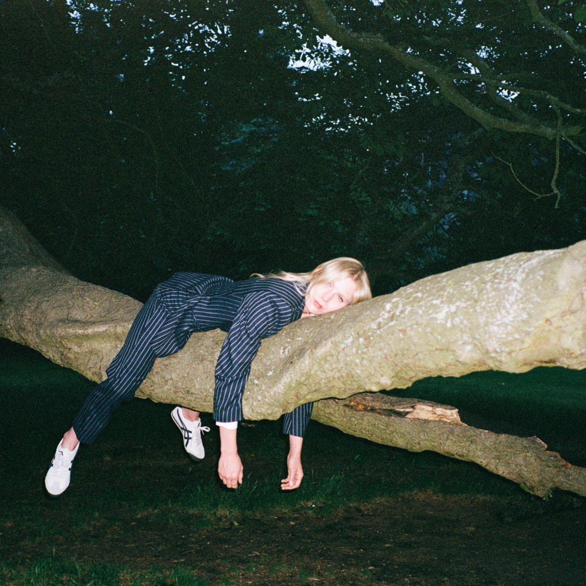 Alice Costelloe debuts with a heartbreaking anamnesis on ‘Move On With the&nbsp;Year’.