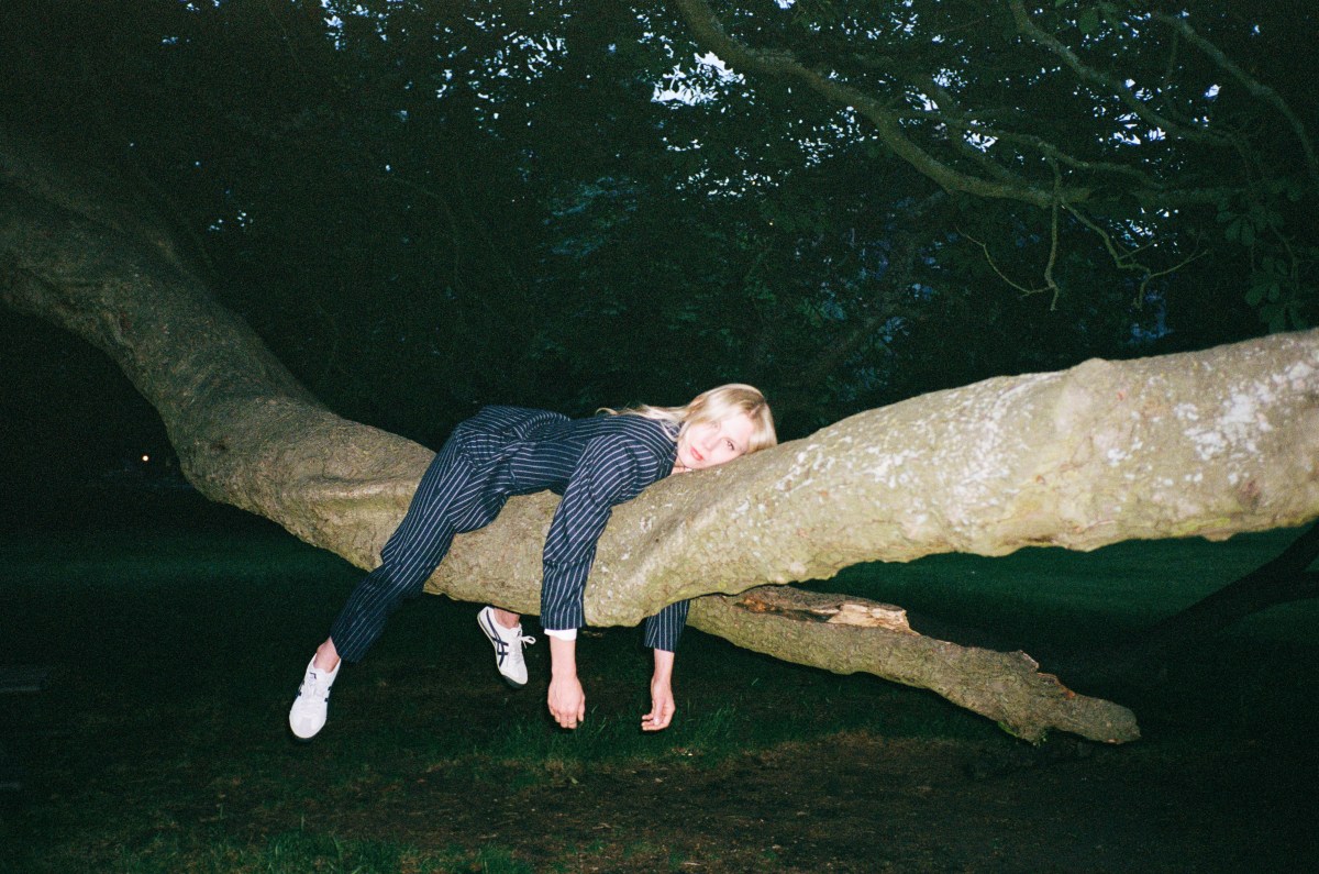 Alice Costelloe debuts with a heartbreaking anamnesis on ‘Move On With the&nbsp;Year’.